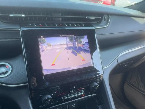 Used 2024 Jeep Grand Cherokee L Altitude RWD image 17