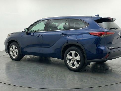 Used 2025 Toyota Highlander LE FWD image 6
