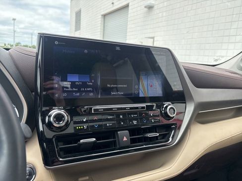 Used 2022 Toyota Highlander Limited FWD image 14