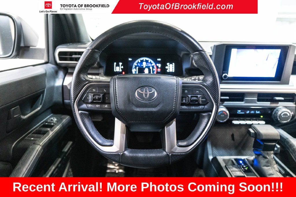 Used 2025 Toyota 4Runner SR5 AWD/4WD image 16