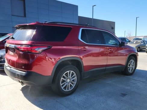 Used 2022 Chevrolet Traverse LT image 2