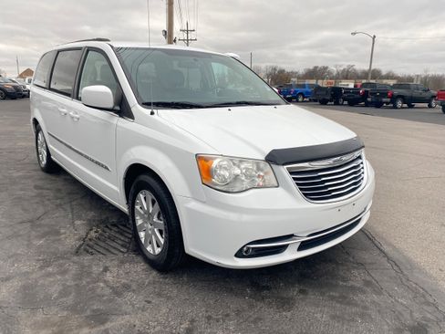 Used 2014 Chrysler Town & Country Touring image 3