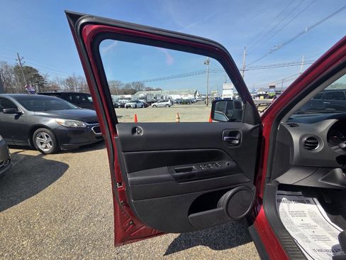 Used 2014 Jeep Patriot Latitude image 12