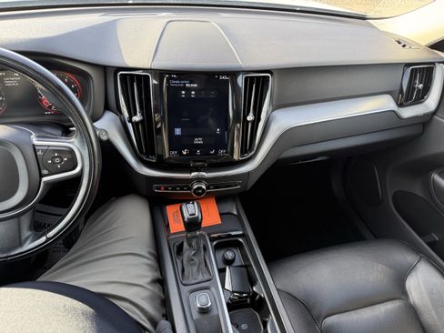 Used 2018 Volvo XC60 T5 Momentum w/ Vision Package image 13
