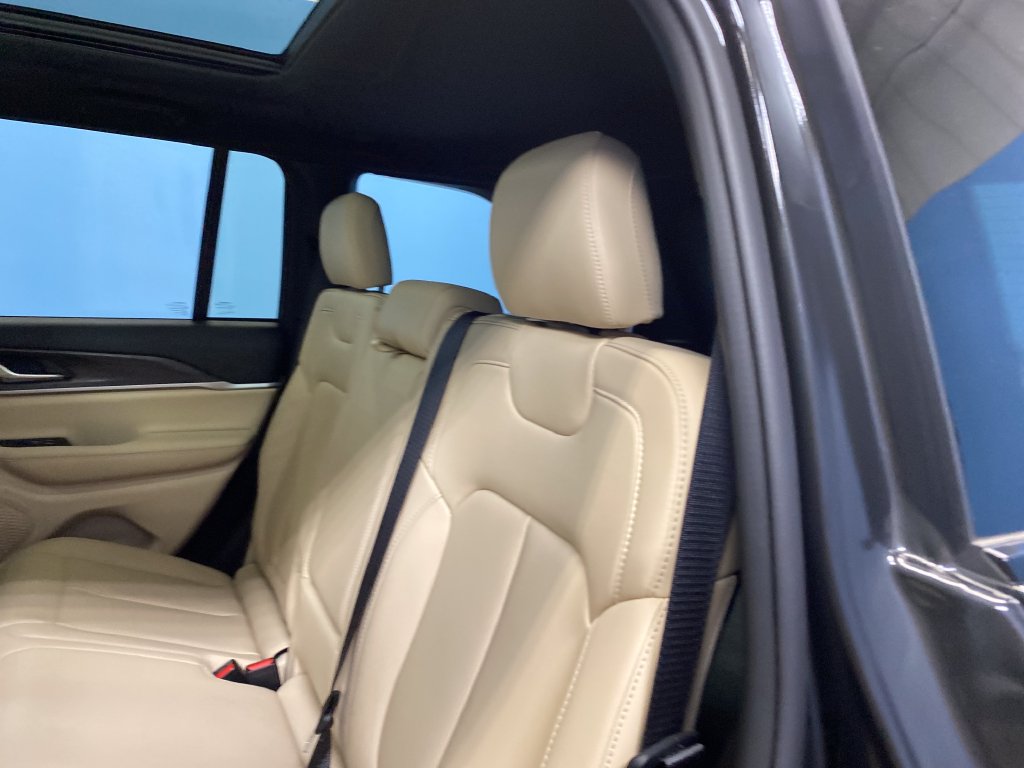 Used 2024 Jeep Grand Cherokee Limited AWD/4WD image 26