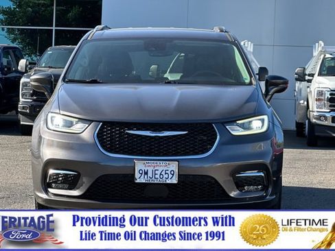 Used 2021 Chrysler Pacifica Touring-L FWD image 9