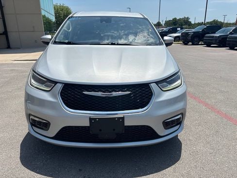 Used 2023 Chrysler Pacifica Touring-L FWD image 3