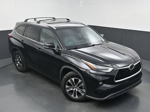 Used 2022 Toyota Highlander XLE AWD/4WD image 37