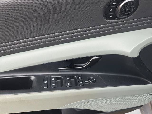 Used 2025 Hyundai Elantra Limited FWD image 15