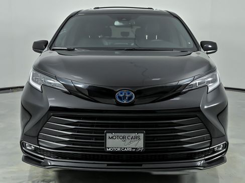 Used 2025 Toyota Sienna XLE Woodland Edition AWD/4WD image 4