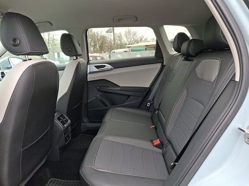 Used 2025 Volkswagen Taos SE image 10