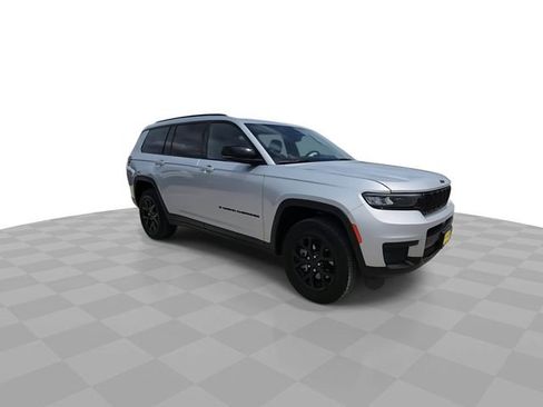 Used 2024 Jeep Grand Cherokee L Altitude RWD image 2