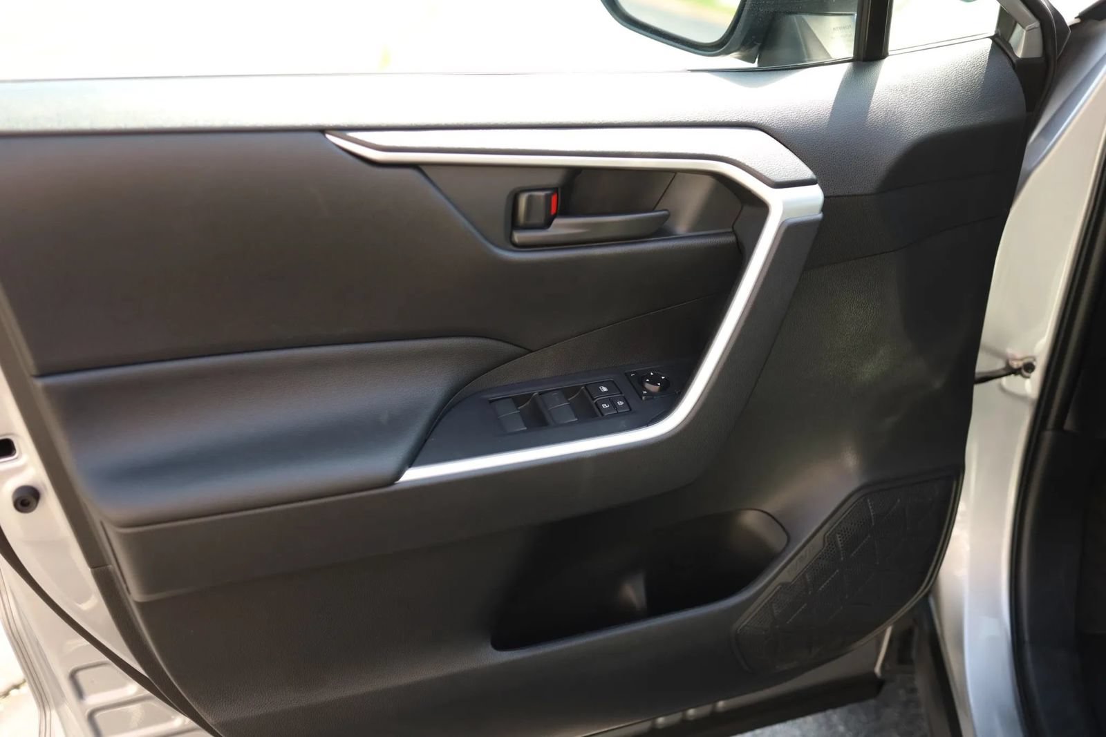 Used 2021 Toyota RAV4 SE w/ Weather & Moonroof Package AWD/4WD image 9
