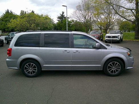 Used 2017 Dodge Grand Caravan GT image 6