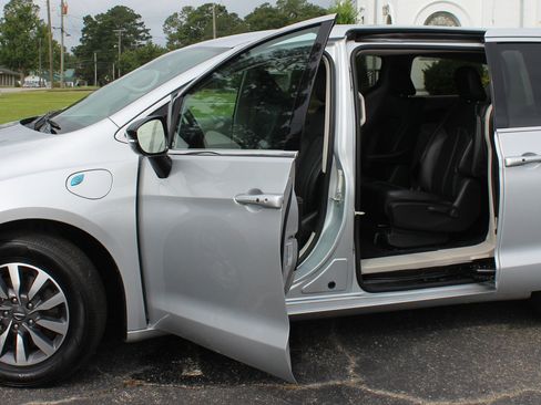 Used 2024 Chrysler Pacifica Select image 3