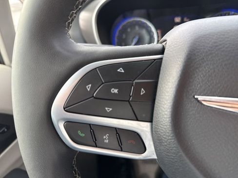 Used 2024 Chrysler Pacifica Touring-L image 39