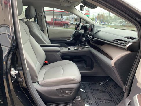 Used 2022 Toyota Sienna XLE image 36