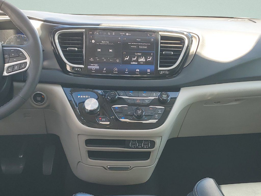 Used 2024 Chrysler Pacifica Touring-L FWD image 15