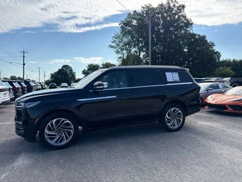 Used 2025 Lincoln Navigator Reserve AWD/4WD image 3