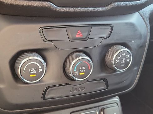 Used 2020 Jeep Renegade Sport w/ Sport Appearance Group FWD image 24