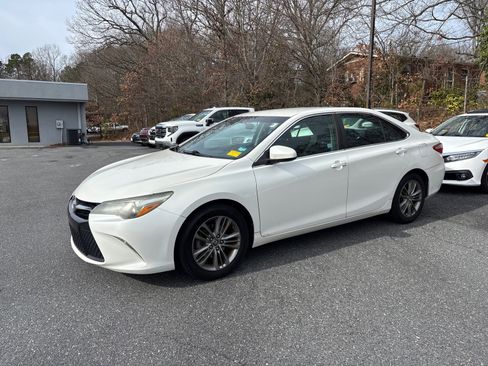 Used 2015 Toyota Camry LE image 2