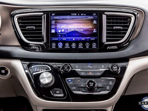 Used 2017 Chrysler Pacifica Touring-L image 18