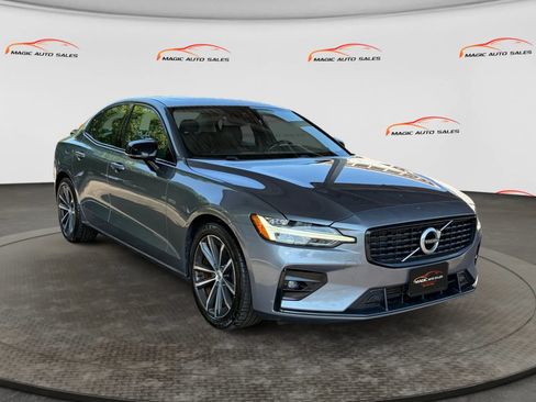 Used 2021 Volvo S60 T5 Momentum w/ Premium Package FWD image 5
