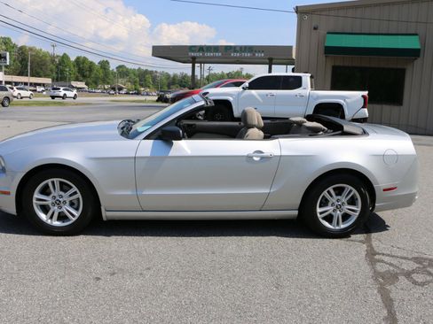 Used 2013 Ford Mustang Convertible RWD image 2