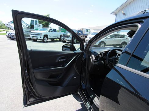 Used 2018 Chevrolet Trax LT w/ Sun & Sound Package FWD image 13