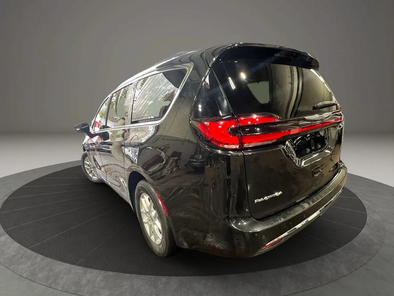 Used 2021 Chrysler Pacifica Touring-L w/ Uconnect Theater Family Group FWD image 3