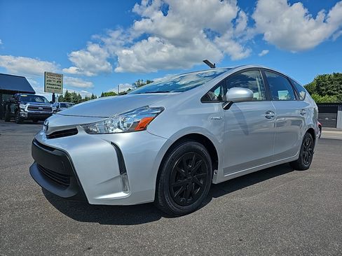 Used 2016 Toyota Prius V Three FWD image 4