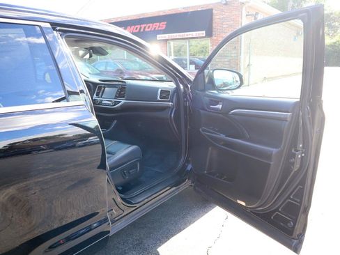 Used 2018 Toyota Highlander SE AWD/4WD image 11