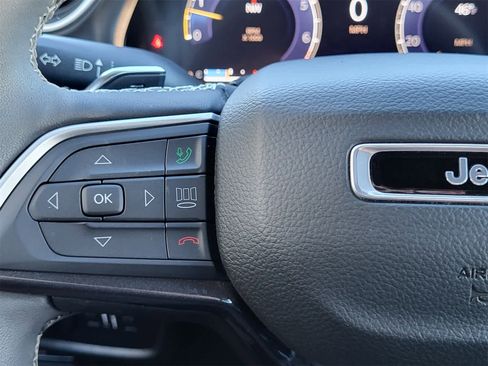 Used 2023 Jeep Grand Cherokee L Laredo image 25