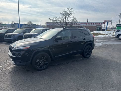 Used 2018 Jeep Cherokee Limited w/ Technology Group image 4