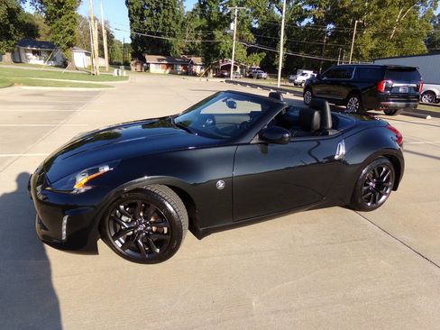 Used 2019 Nissan 370Z Roadster image 12