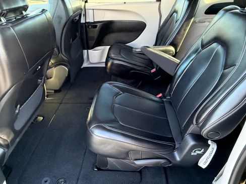 Used 2023 Chrysler Pacifica Touring-L image 16