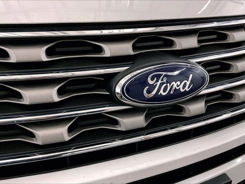 Used 2017 Ford Explorer XLT image 31