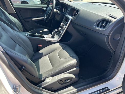 Used 2018 Volvo V60 T5 Cross Country w/ Convenience Package image 16