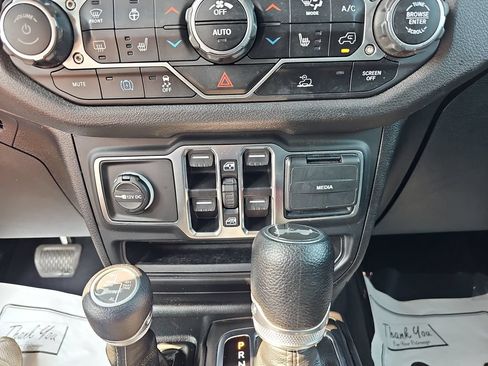 Used 2024 Jeep Wrangler Unlimited w/ Convenience Group AWD/4WD image 26