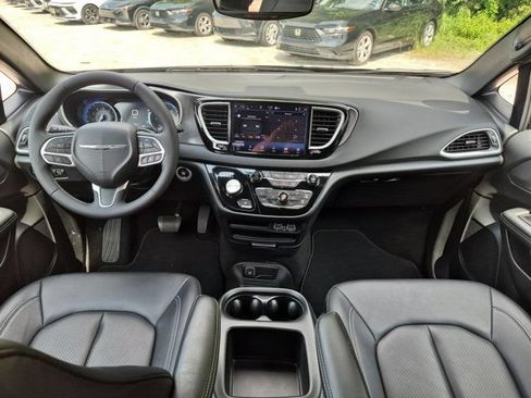 Used 2025 Chrysler Pacifica Select FWD image 25