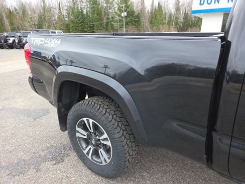 Used 2018 Toyota Tacoma TRD Sport image 35