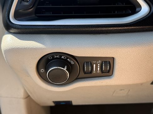 Used 2023 Chrysler Voyager LX FWD image 17