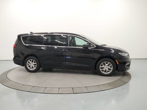 Used 2024 Chrysler Pacifica Touring-L FWD image 9