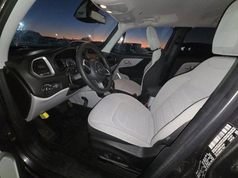 Used 2019 Jeep Renegade Latitude w/ Popular Equipment Group image 8