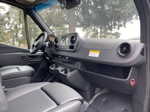 Used 2024 Mercedes-Benz Sprinter 2500 image 11