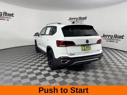 Used 2022 Volkswagen Taos SE w/ Panoramic Sunroof Package image 9