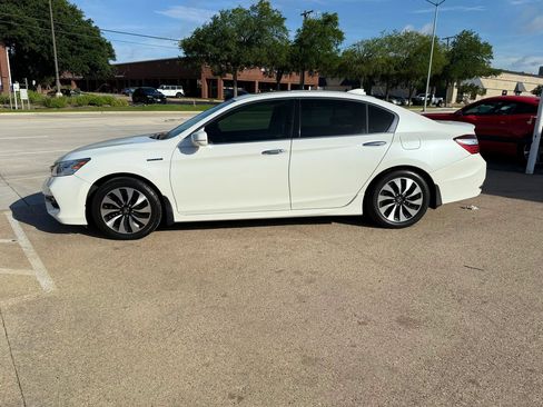 Used 2017 Honda Accord Touring image 2