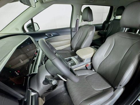 New 2026 Kia Carnival LXS FWD image 25