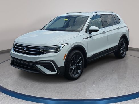 Used 2022 Volkswagen Tiguan SE FWD image 1
