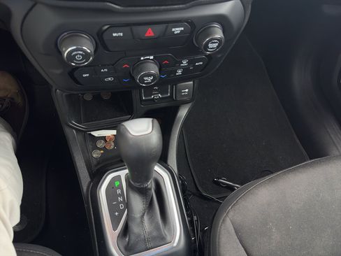 Used 2018 Jeep Renegade Altitude image 10